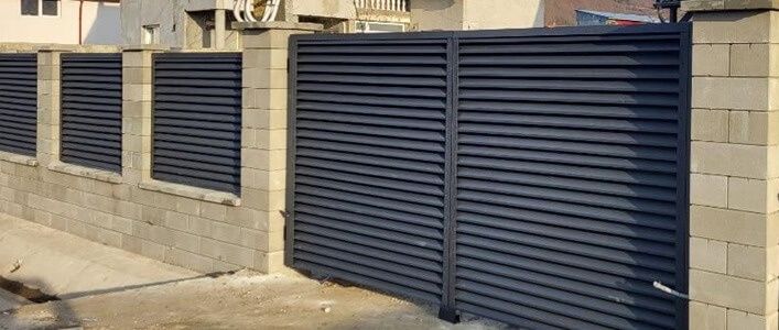 Garduri și porți din jaluzele șipcă metalică