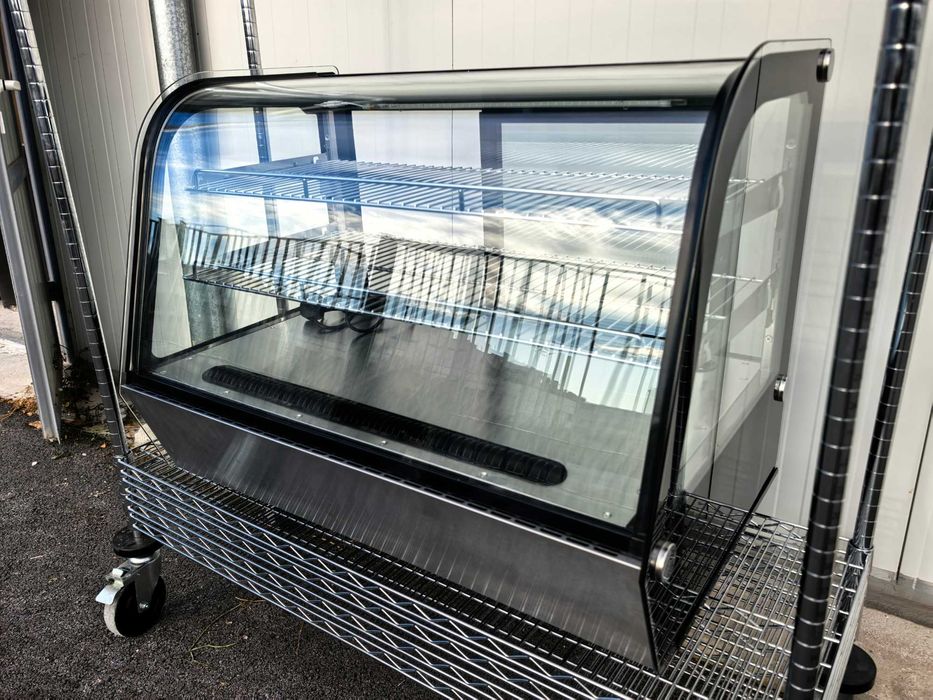 Хладилна витрина 160 литра CW-160R