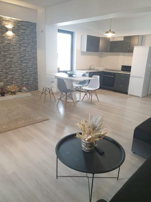 Inchiriez apartament