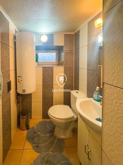 Двуетажна къща с парцел в Средец, област Бургас