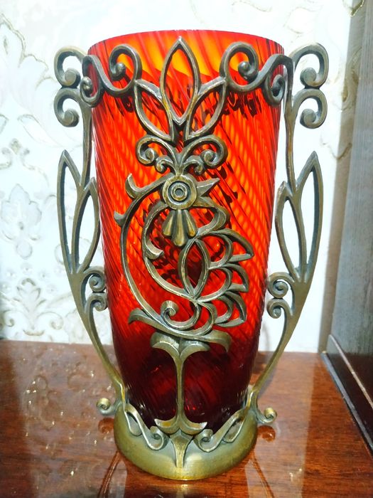 Винтажная рубиновая ваза в металлической оправе.
