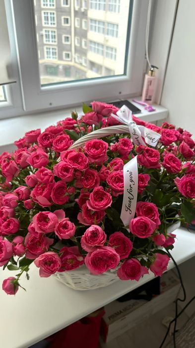 кустовые розы в корзине