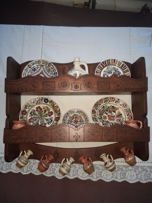 Vând blidar din lemn de tei sculptat cu 2 polițe