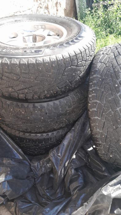 Шины с дисками от Ниссан Патрол.