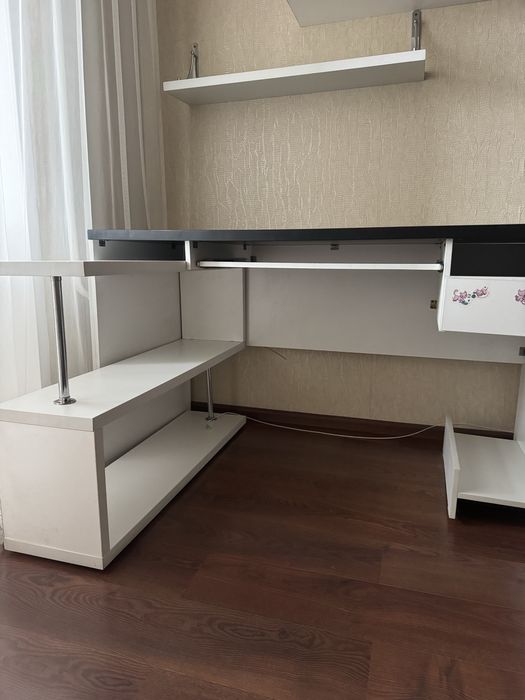 Продам деревянный  стол.