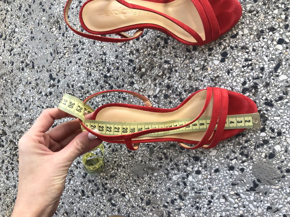 Елегантни сандали на ток