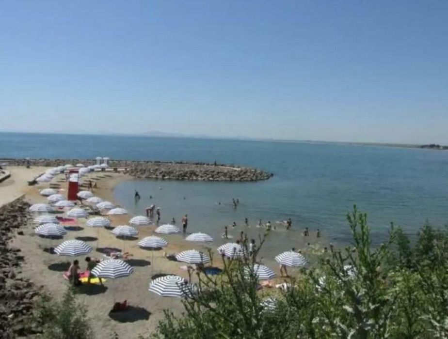 Под наем студио с изглед море и басейн на брега на морето