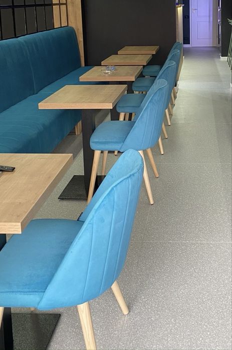 Mobilier cafenea – canapea, mese și scaune.
