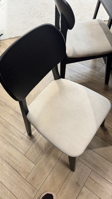 Стол со стульями.