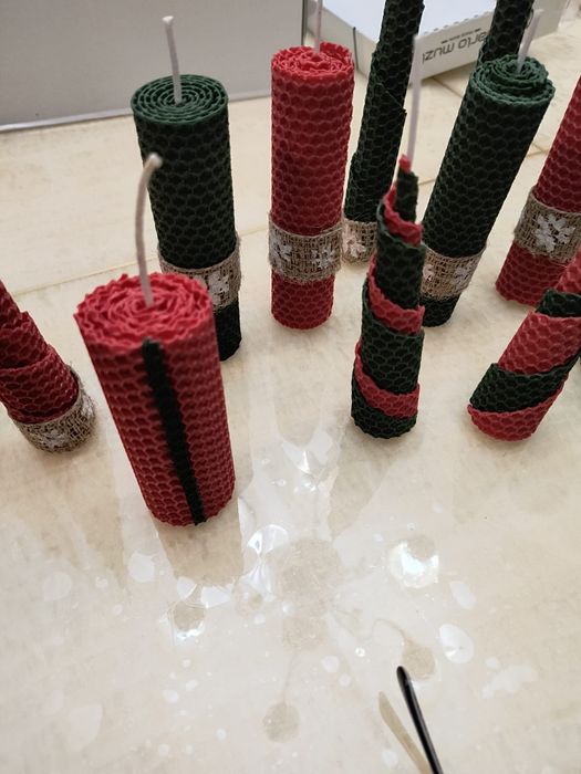 Lumânări făcute din faguri perfecte ca și decorațiuni de craciun