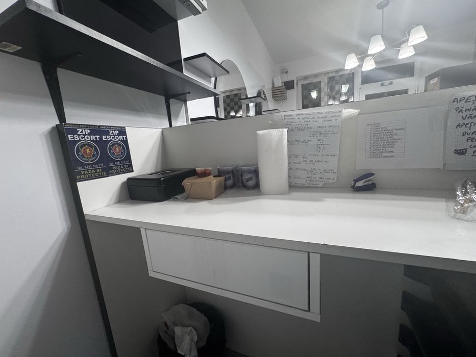 Vând mobilă pentru salon