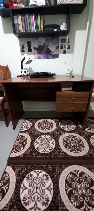 Письменный стол в хорошем состоянии