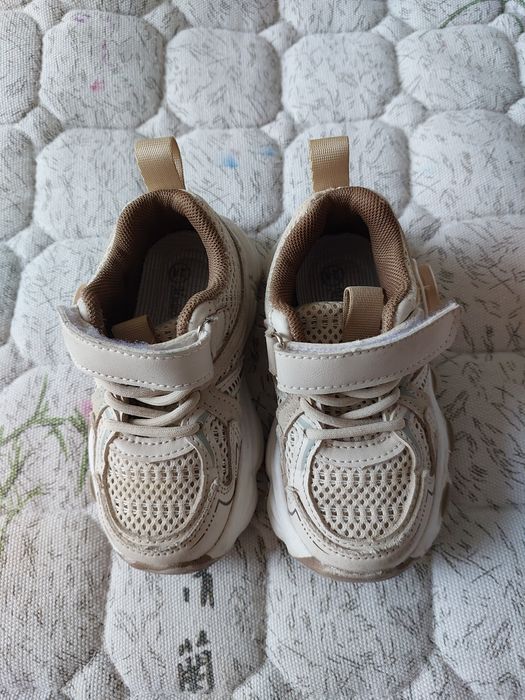 Продам детскую обувь