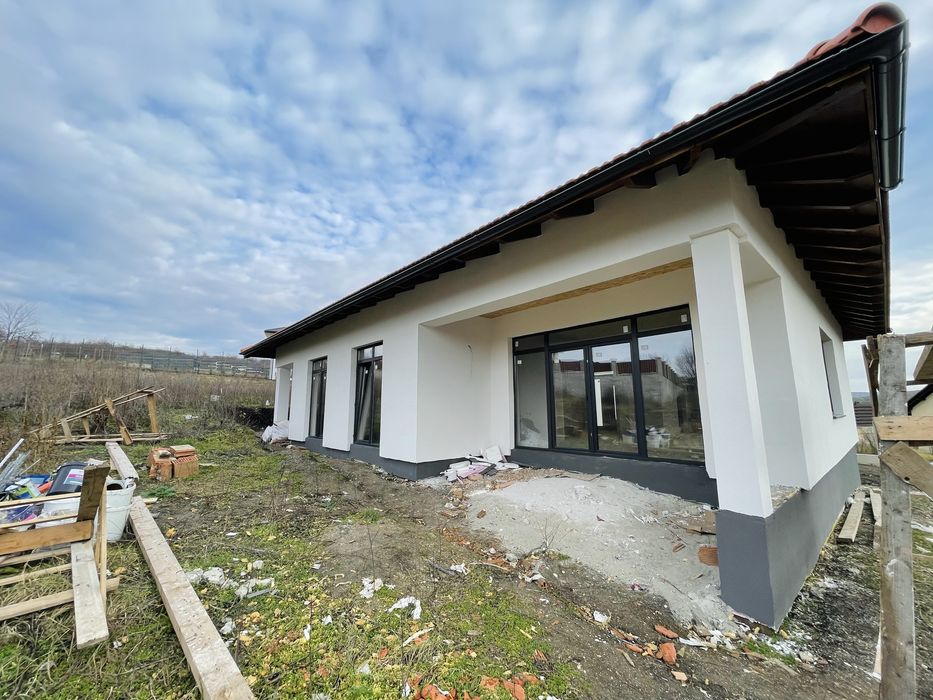 PF Vând Casă pe un singur nivel + terasă 32m², teren 1.000 m²
