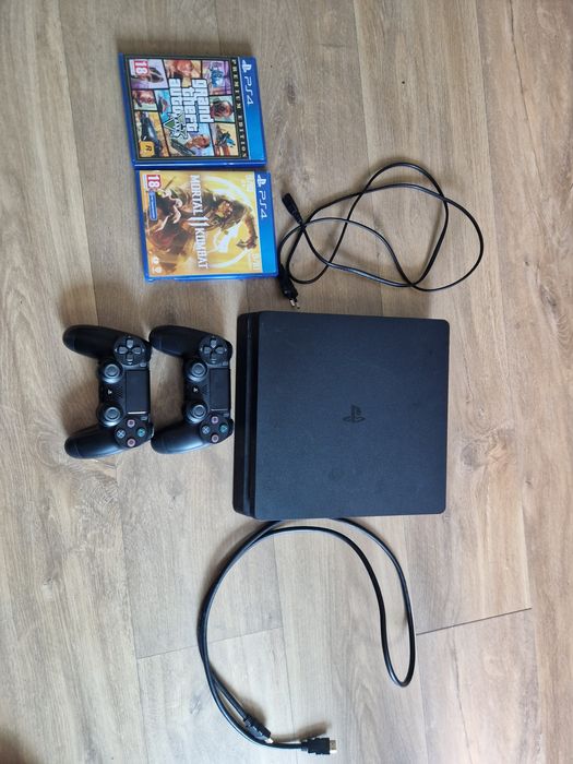 Playstation 4 slim cu 2 jocuri si 2 manete