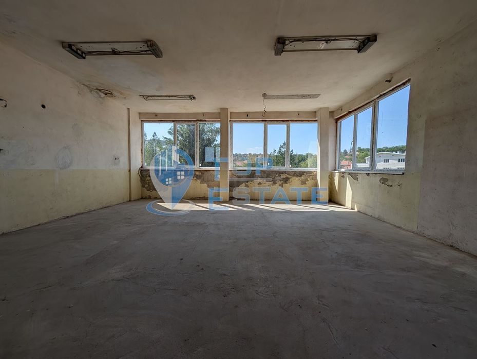 Търговска сграда в центъра на село Самоводене