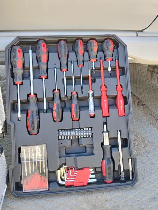 Продам чемодан-набор инструментов