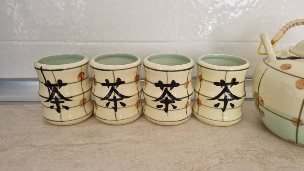 Чаши за чай и чайник