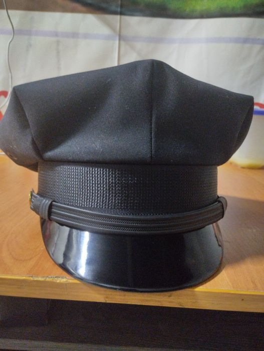 Фуражки черные , новые