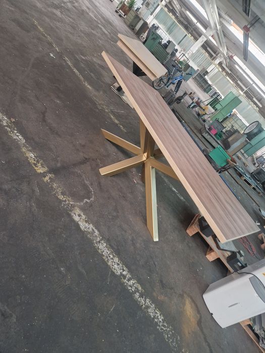 Masă cu schelet metalic și masă lemn masiv