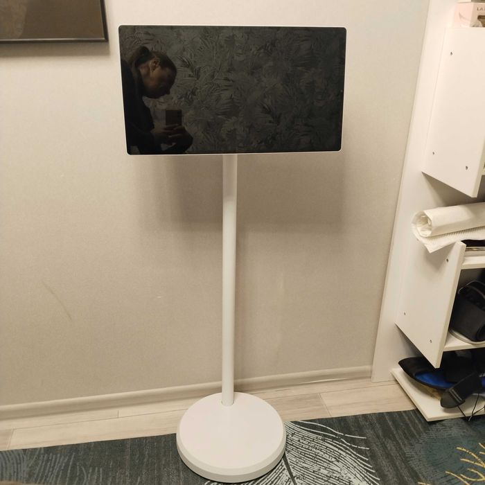 Телевизор на стойке