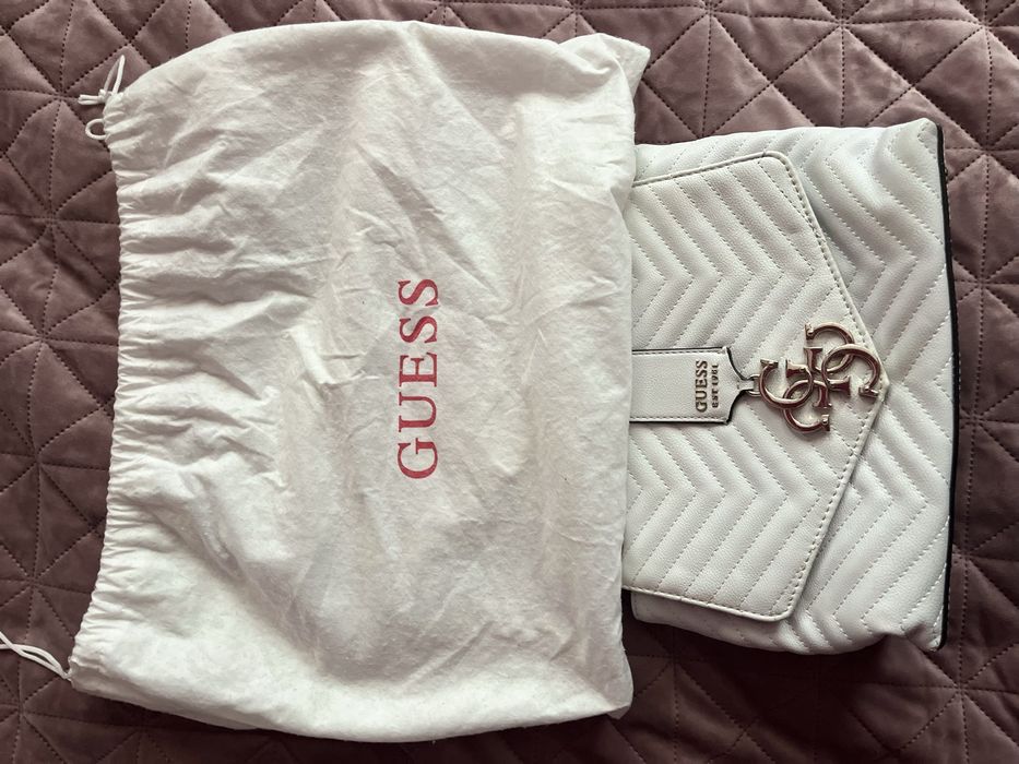 Бяла кожена чанта, guess