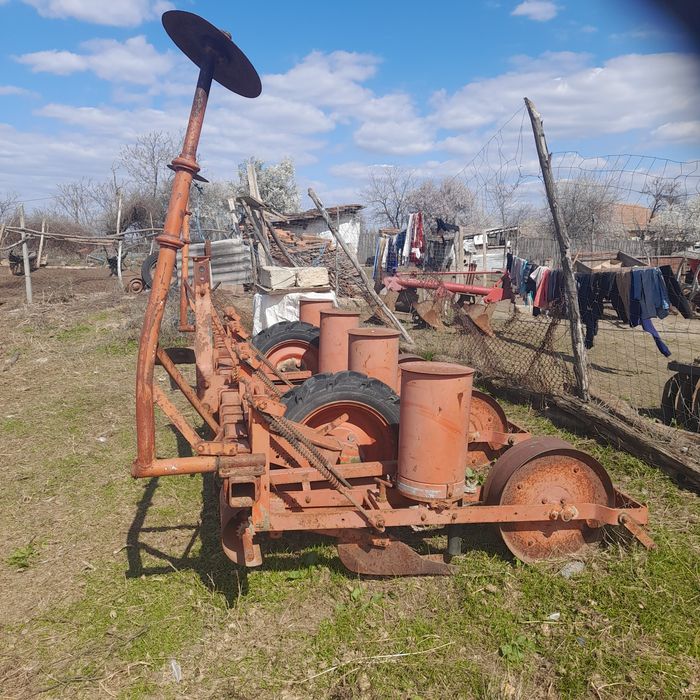 Vând semănătoare de porumb bun