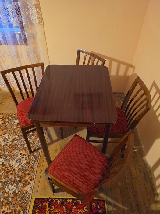 Mese classice cu scaune tapitate