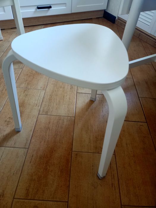 Стол обеденный белый