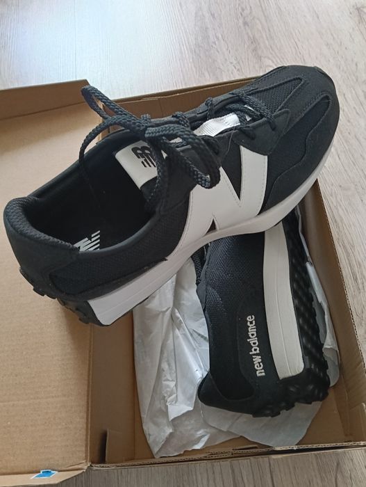 New Balance 327.