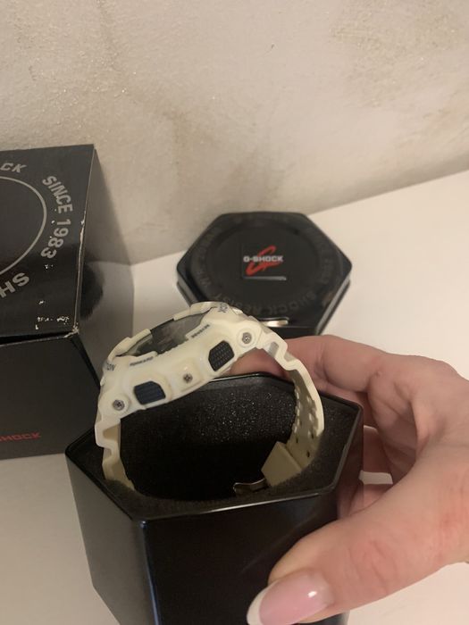 Бял часовник G-shock