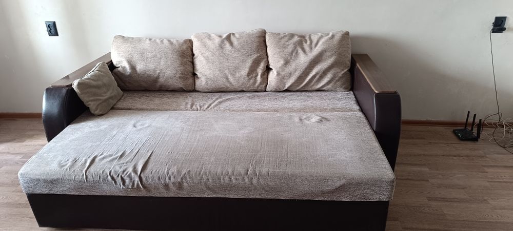 Диван раскладной с тремя подушками