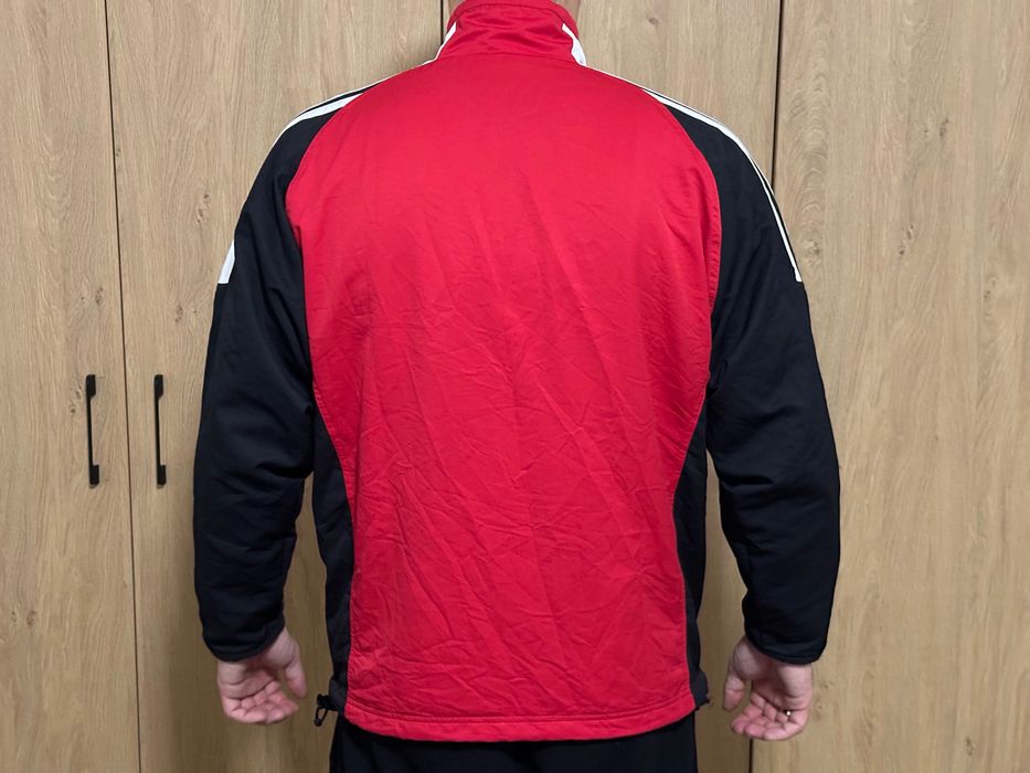 Продава се ветровка Adidas Vintage Y2K – размер L, червено/черно