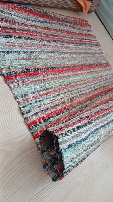 Presuri țesute la război manual