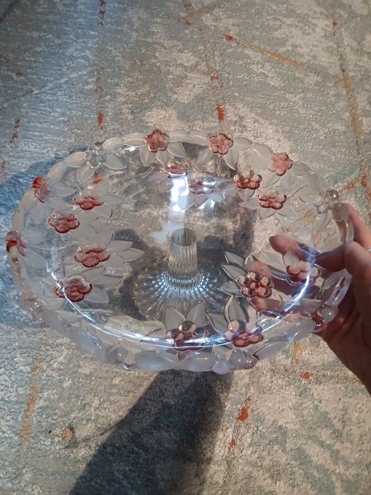 Продам тортовницу.