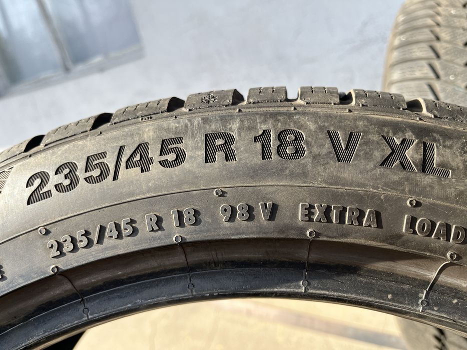2 бр. зимни гуми 235/45/18 Continental 6 mm DOT 3518