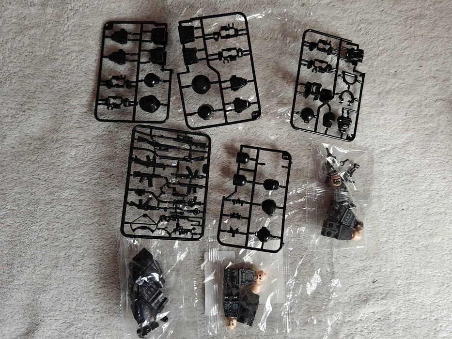 Set 10 figurine soldati tip Lego cu accesorii