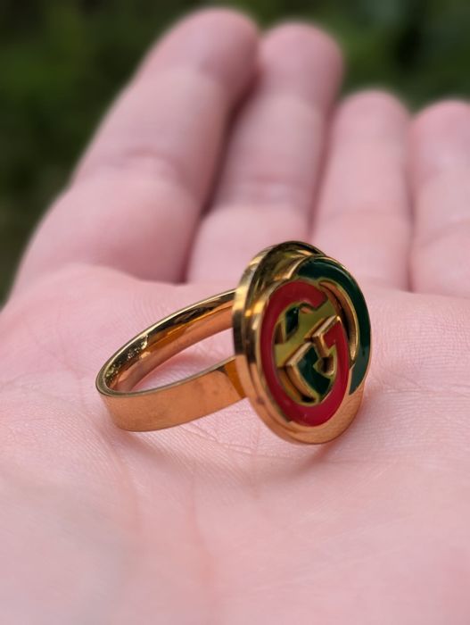 Vechi inel Gucci GG placat cu aur, cu email rosu si verde