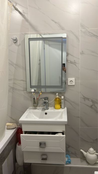 Продам раковину с зеркалом