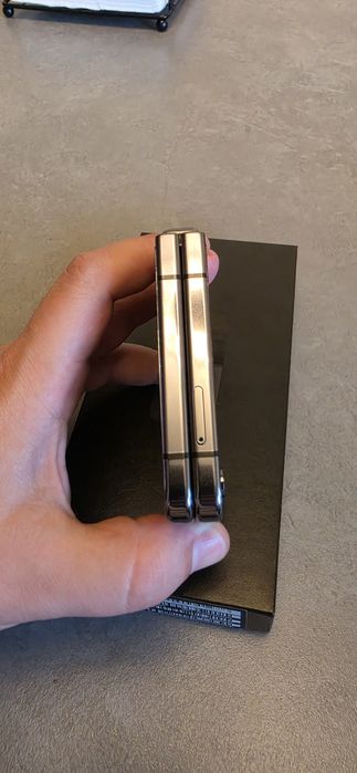 Samsung Galaxy Z Flip5, 256GB,, Graphite , impecabil