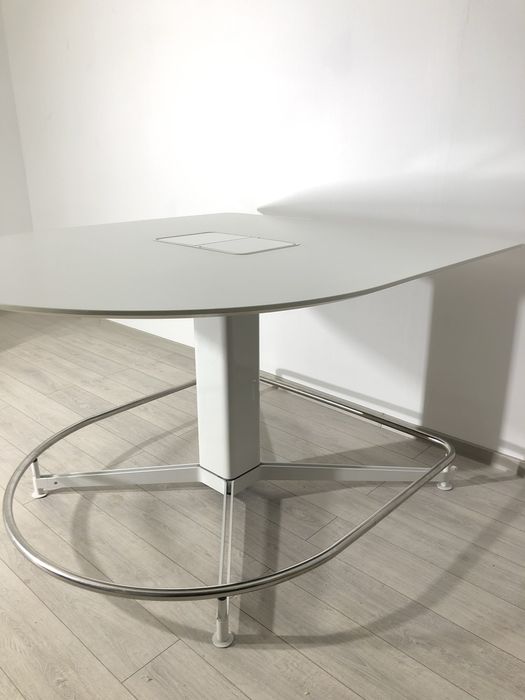 Masă Ședințe 150X170 cm Steelcase cu Organizatoare Cabluri Audio Video