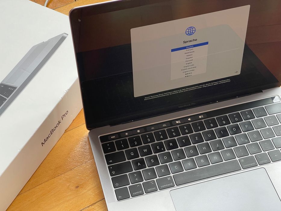 MacBook PRO със зарядно