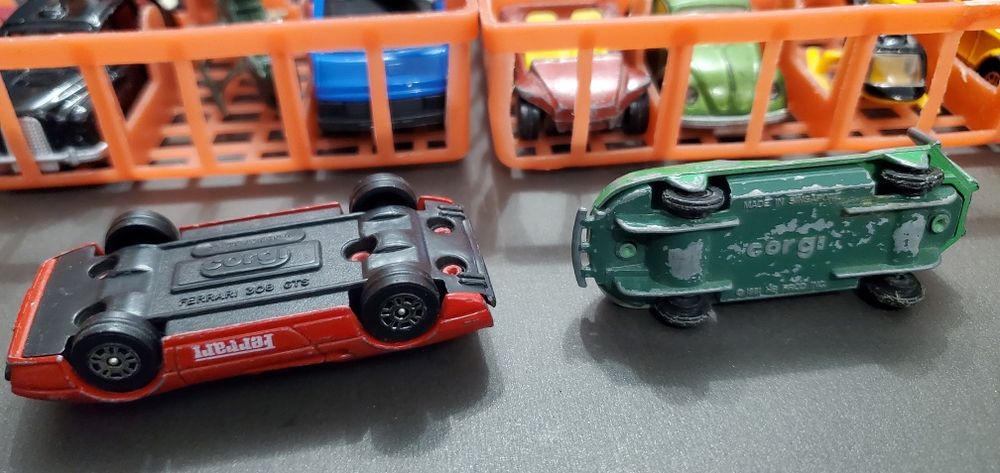 Продавам метални колички Korgi