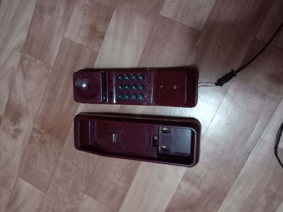 продам  2 штуки стационарных  телефона