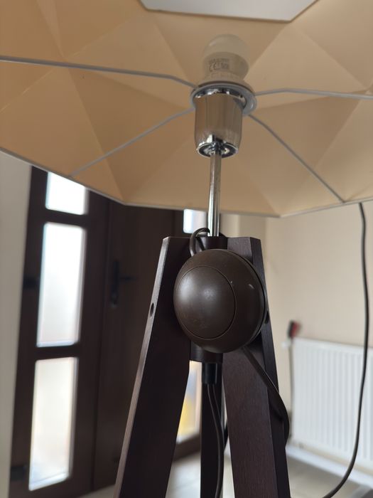 Lampadar de podea din lemn