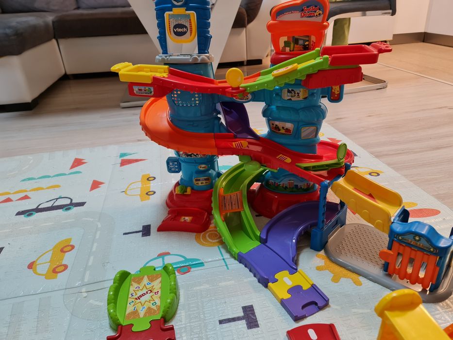 Огромен комплект интерактивни писти и 1 количка Vtech Toot-Toot Drivers