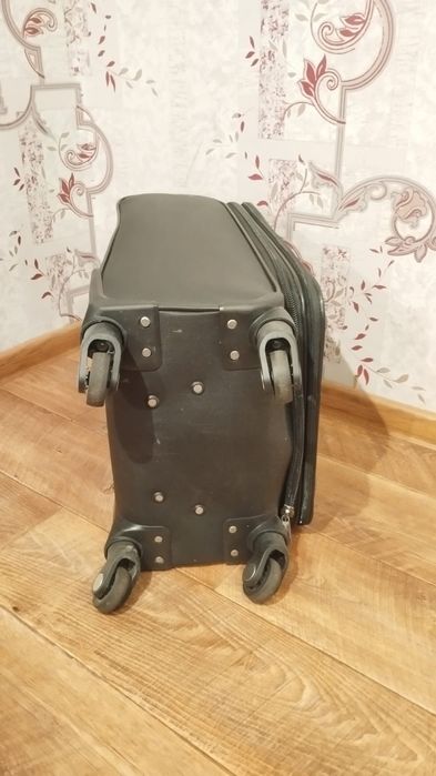 Чемодан на колесиках