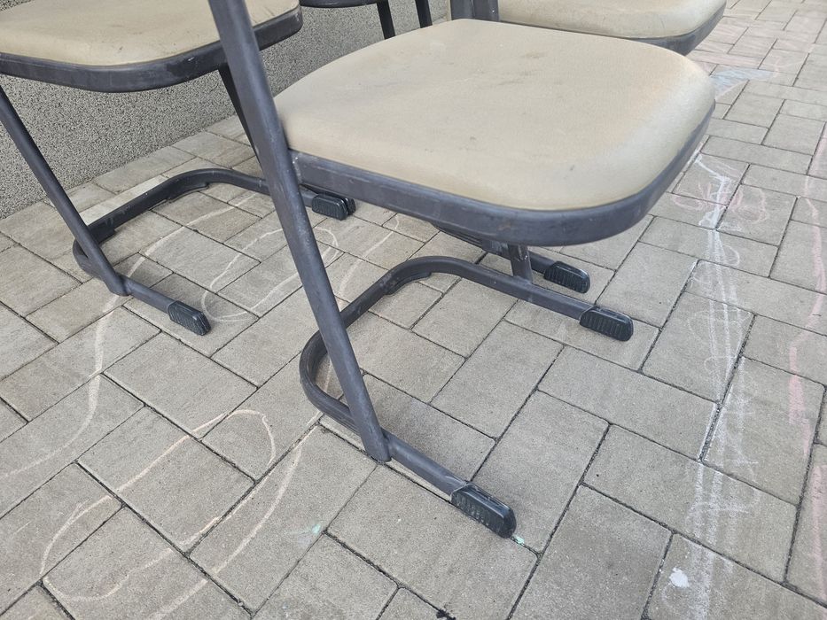 Vand scaune foarte rezistente 20 ron buc