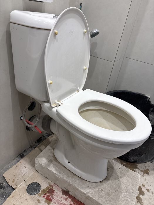 Продам напольний унитаз в хорошем состоянии,ю