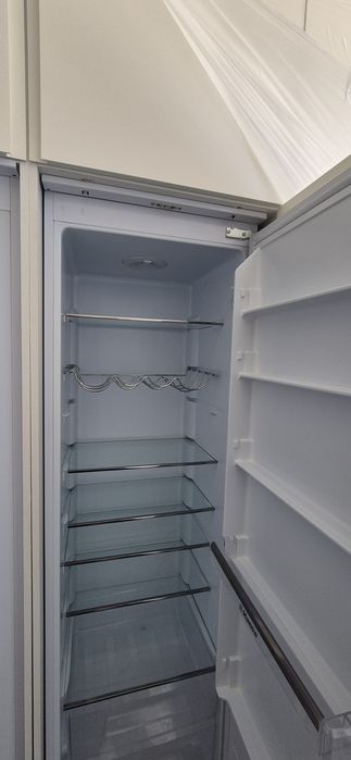 Продам встроенный холодильник с морозильником HANSA